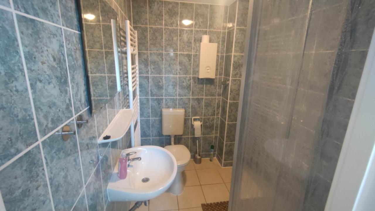 Möbliertes 1 Zimmerapartement für 3 Personen mit Bad und Küchenzeile Berlín Exterior foto