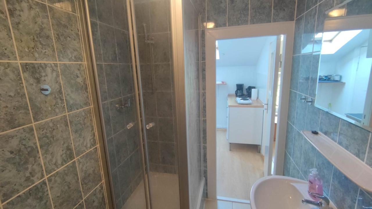 Möbliertes 1 Zimmerapartement für 3 Personen mit Bad und Küchenzeile Berlín Exterior foto